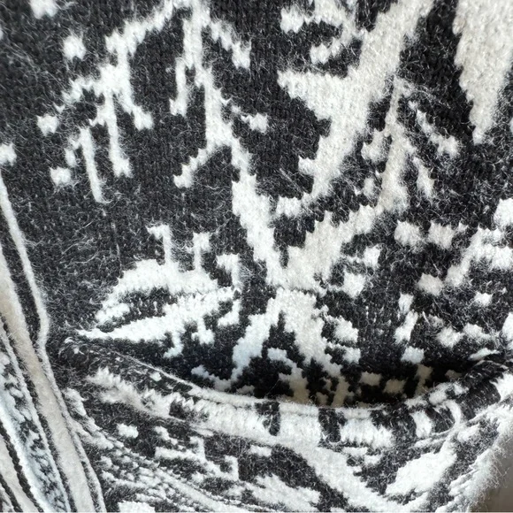 NWTs Elegant Black and White Floral Cardigan Size Medium - Picture 7 of 9